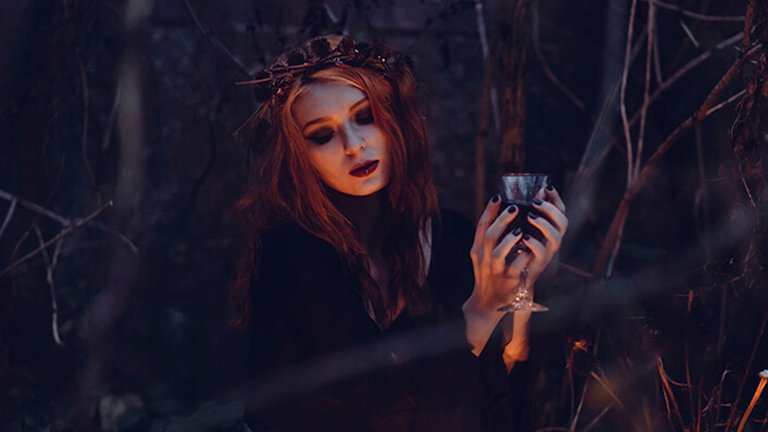 Mujer maquillada como bruja