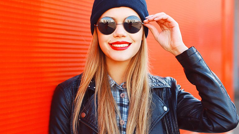 Mujer sonriente con gafas y gorro