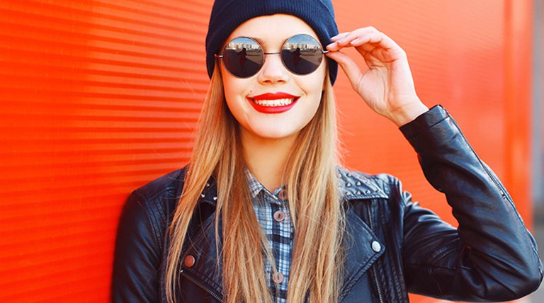 Mujer sonriente con gafas y gorro