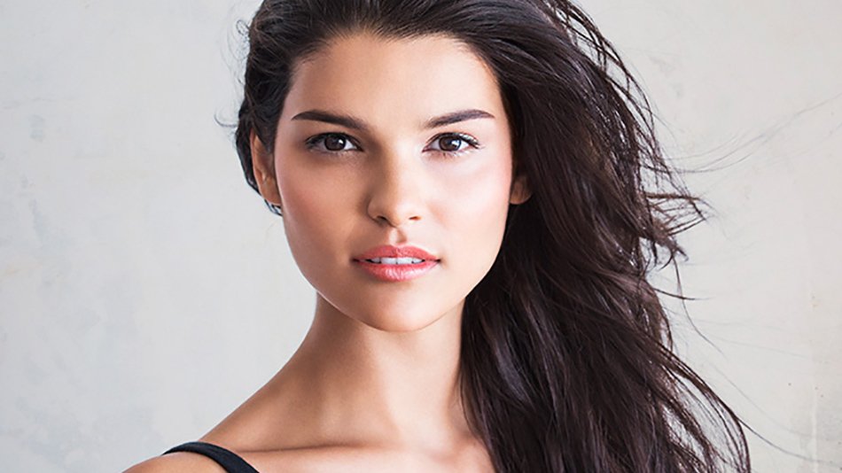 Rostro de mujer con cabello al viento