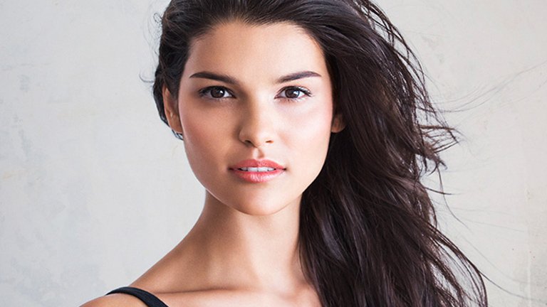 Rostro de mujer con cabello al viento