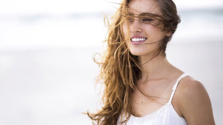Mujer con melena larga revuelta por el viento