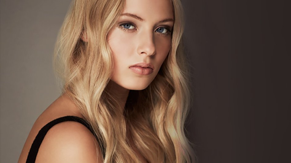 Mujer con pelo largo y ondulado