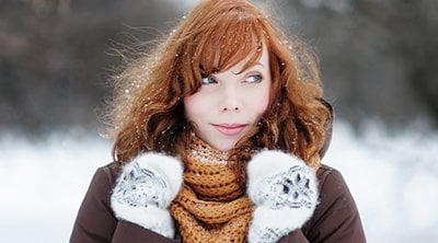 Mujer pelirroja abrigada en exterior frío
