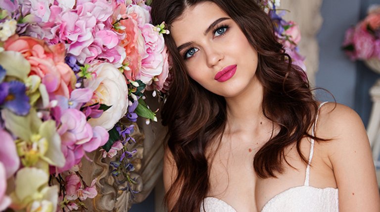 Rostro de novia feliz, rodeado de flores