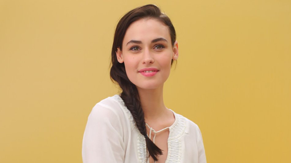 Mujer con larga trenza