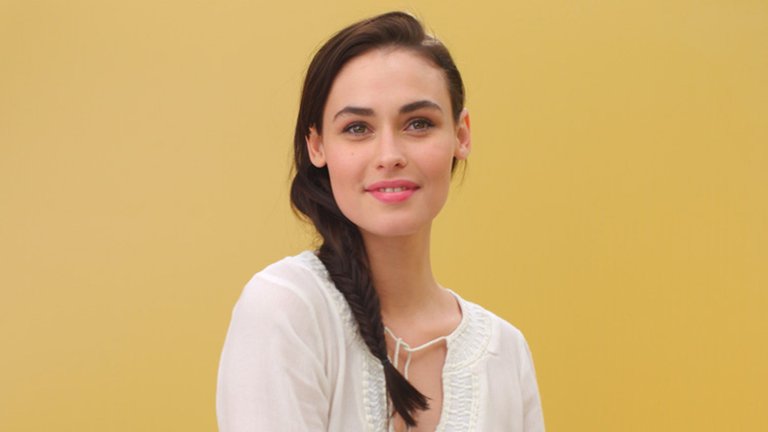 Mujer con larga trenza