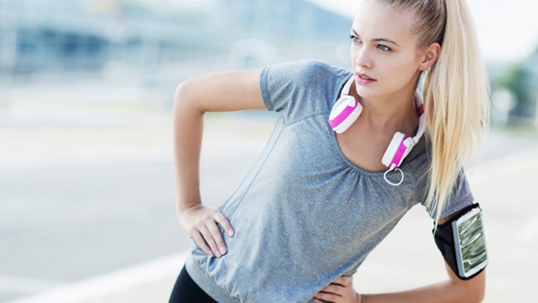 Mujer haciendo deporte en el exterior