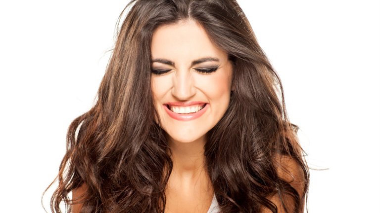 Rostro de mujer feliz con abundante melena