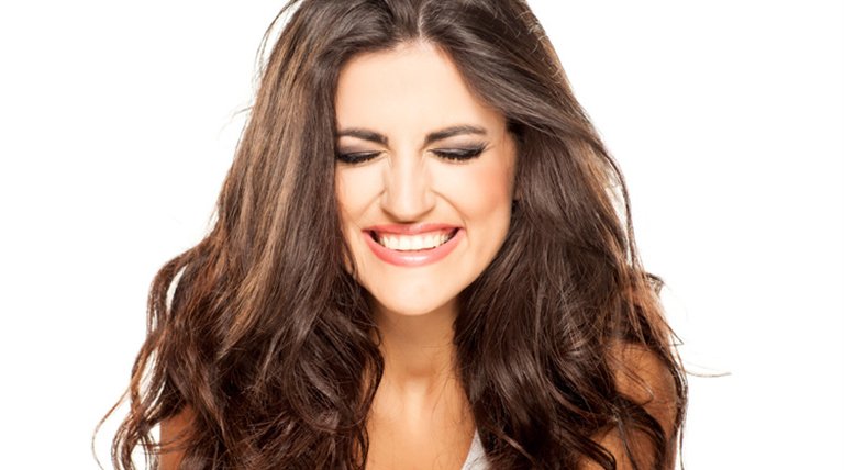 Rostro de mujer feliz con abundante melena