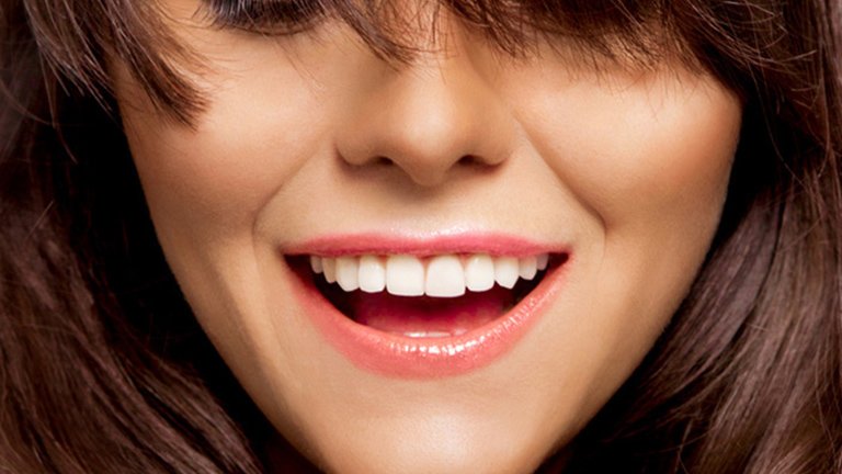 Rostro de mujer sonriendo con flequillo en ojos