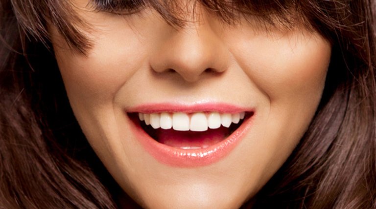Rostro de mujer sonriendo con flequillo en ojos