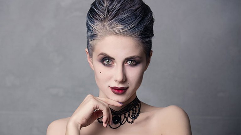 Rostro de mujer con maquillaje y peinado de Halloween