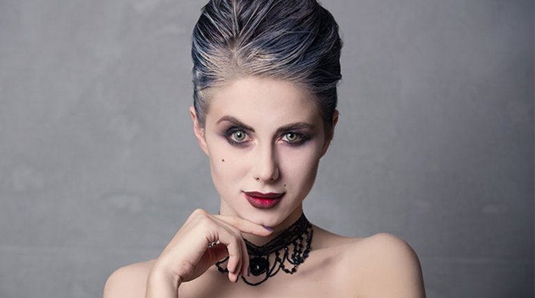 Rostro de mujer con maquillaje y peinado de Halloween
