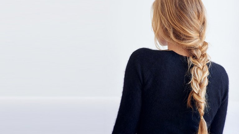 Mujer de espaldas con trenza larga