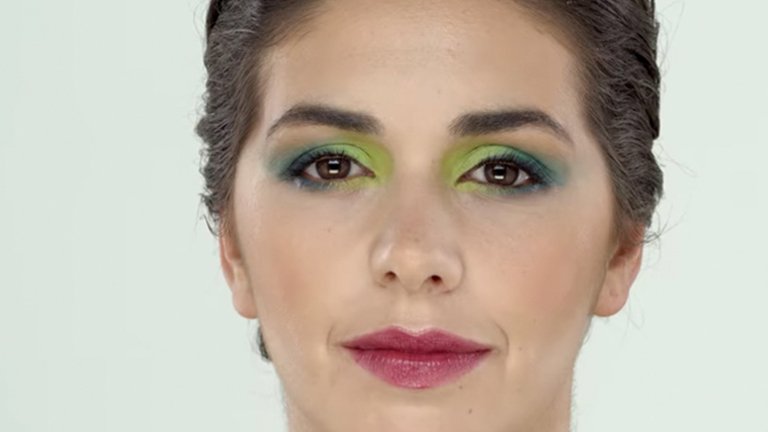 Rostro de mujer intensamente maquillado