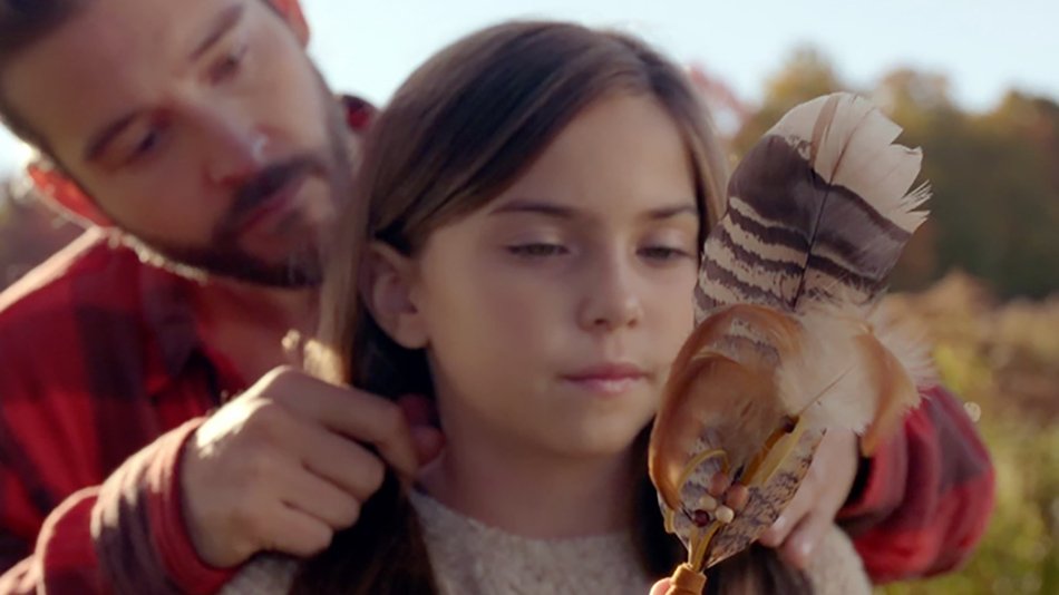 Padre peinando a hija