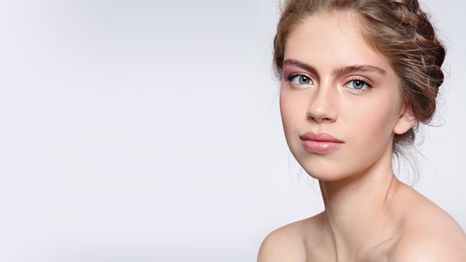 Rostro de mujer joven con pelo recogido