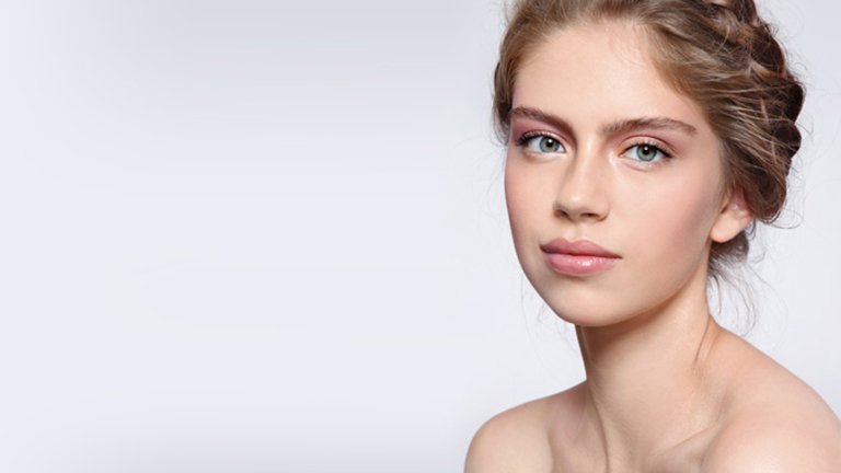 Rostro de mujer joven con pelo recogido