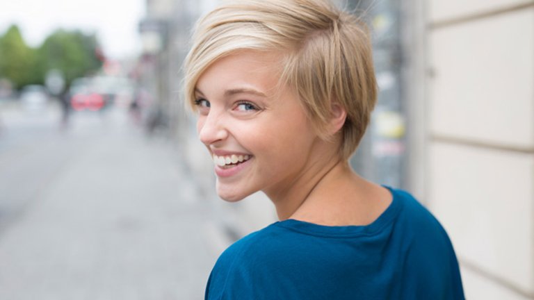 Mujer joven con pelo corto sonriendo 
