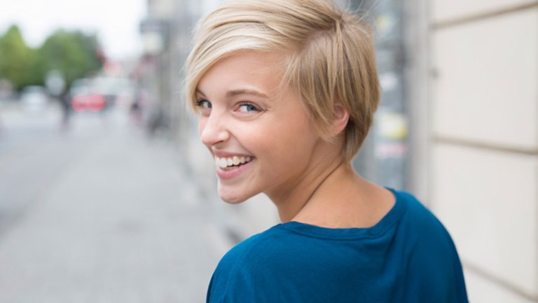 Mujer joven con pelo corto sonriendo