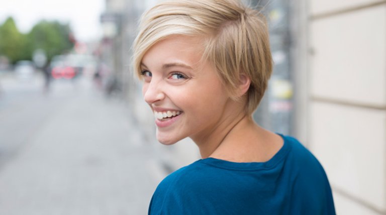 Mujer joven con pelo corto sonriendo