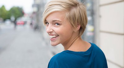 Mujer joven con pelo corto sonriendo 