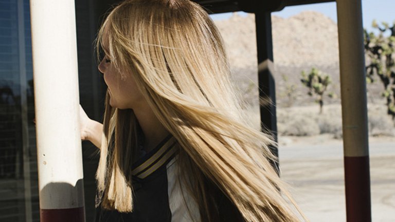 Joven con melena lisa al viento