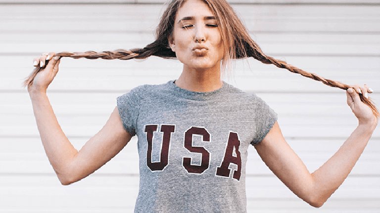 Mujer joven tirándose de las trenzas