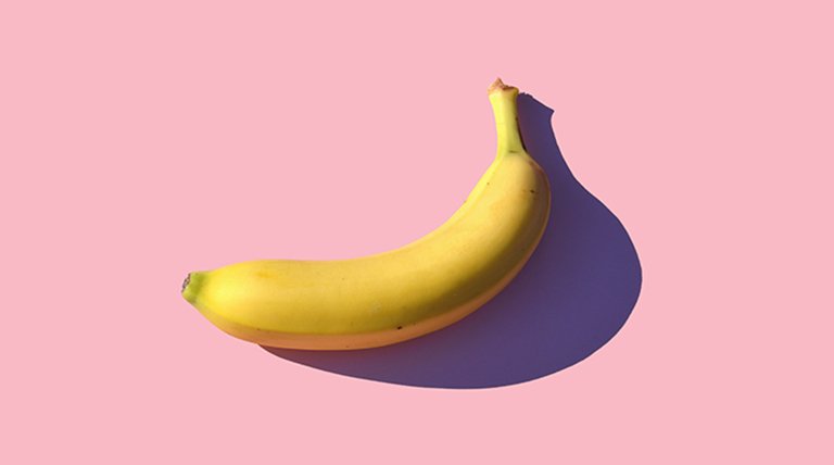 Plátano en fondo rosa