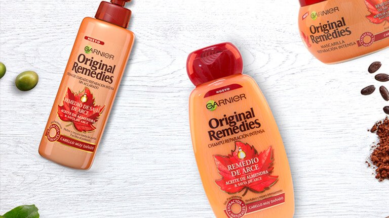 Tres botes de cosméticos