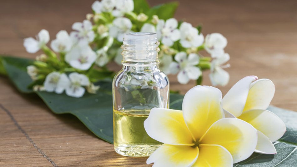 Bote de miel con flores rodeándolo