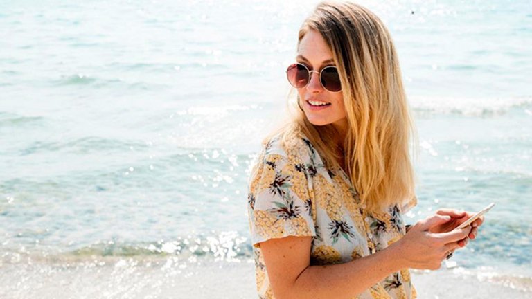 Mujer rubia paseando por playa