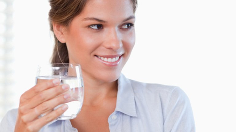 Mujer con vaso de agua