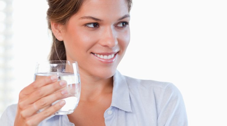 Mujer con vaso de agua