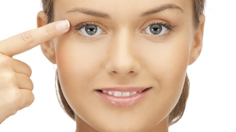 Mujer señalando ojo