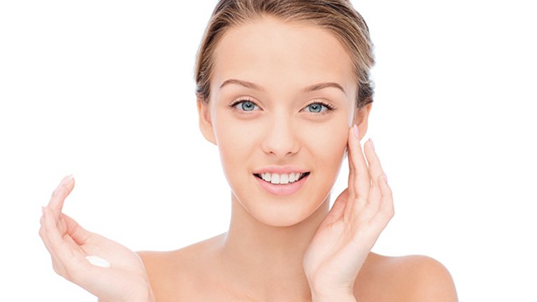 Mujer con rostro radiante
