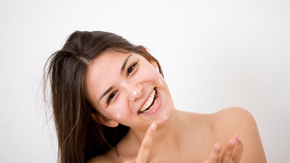 mujer sonriendo y maquillándose