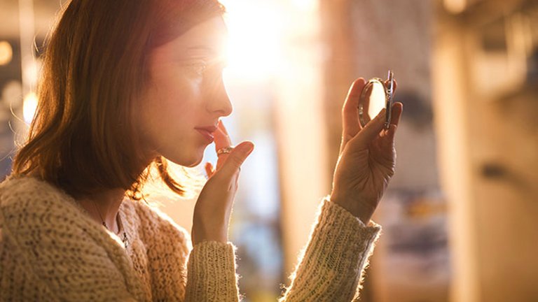 mujer maquillándose