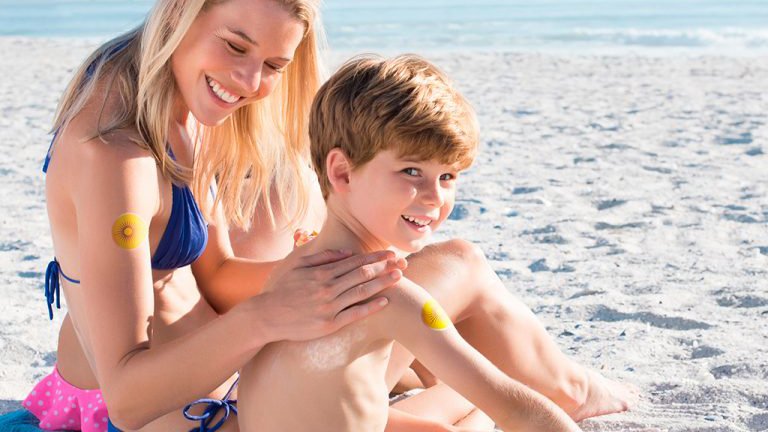 chica sentada en una amaca en la playa