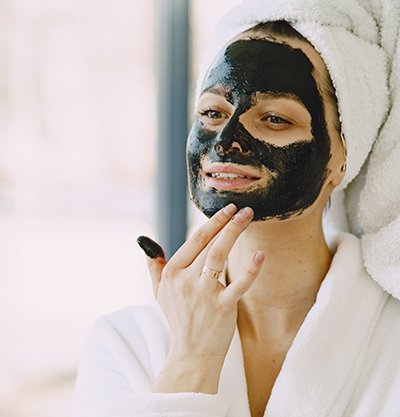 mujer con mascarilla en la cara
