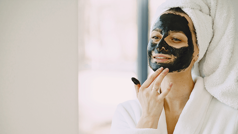 mujer con mascarilla en la cara