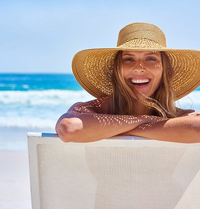 chica sentada en una amaca en la playa