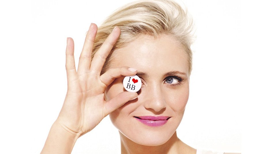 mujer tapándose un ojo con una chapa