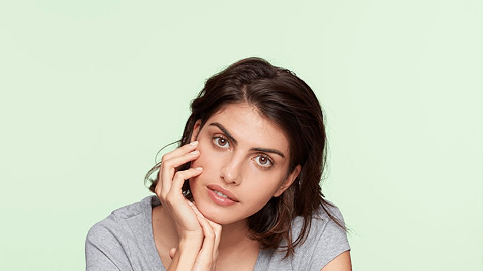 mujer morena con la mano en la cara