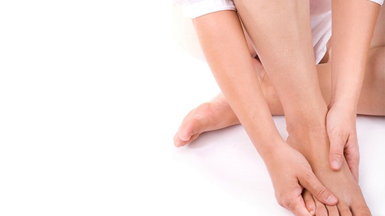 pies y manos de mujer