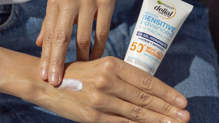 chica sentada en una amaca en la playa