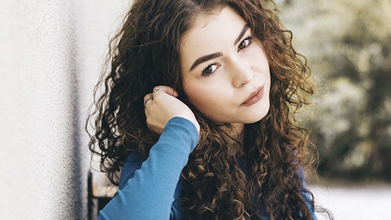 mujer morena pelo muy largo rizado