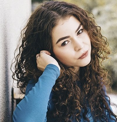 mujer morena pelo muy largo rizado