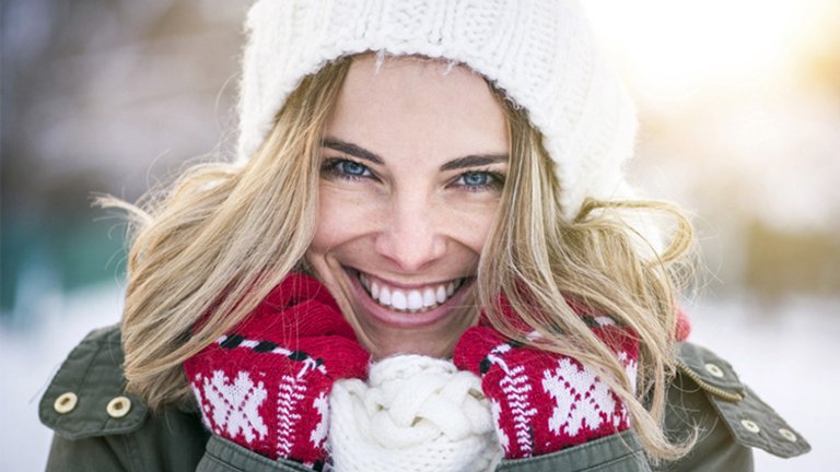 mujer rubia con gorro y bufanda